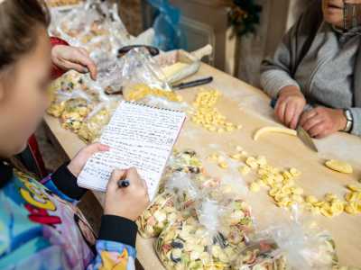 ...c�� persino una bambina che armata di penna e quaderno prende appunti
